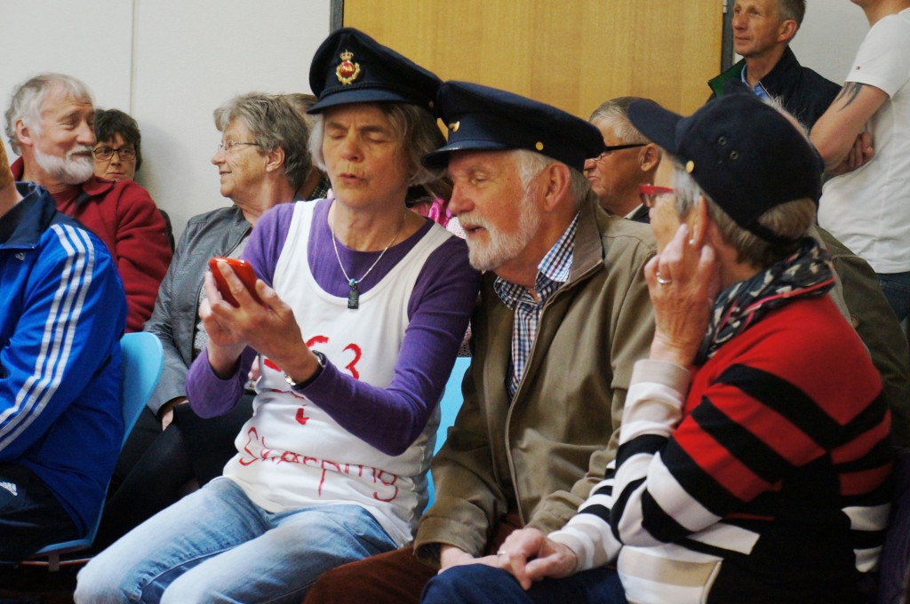 Byrådssal. Tilhørere. Togstop